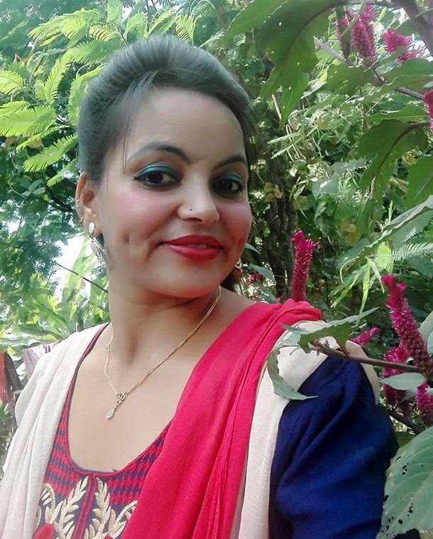 Woman dressed in a kurta in a garden.